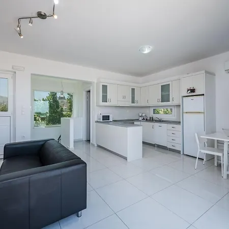Villa Xenos 1 With Private Swimming Pool, Near The Sea